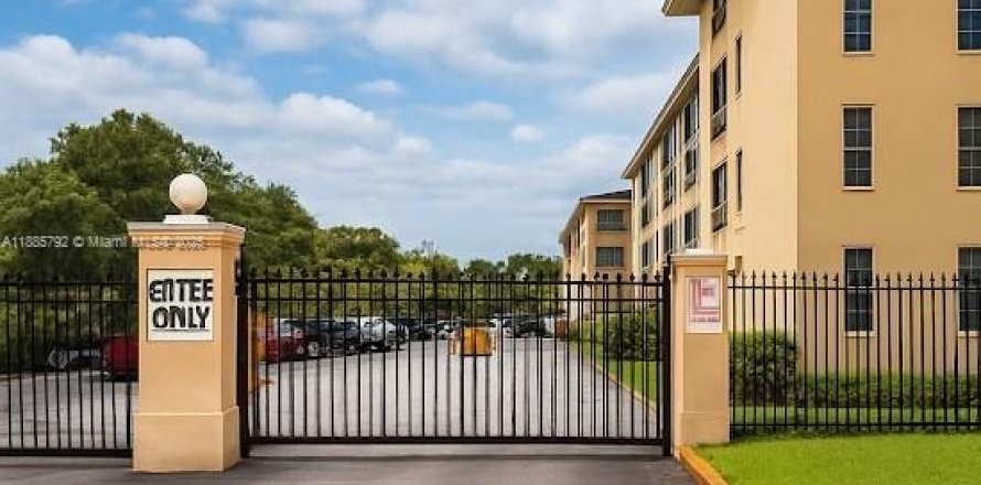 Condominio en Lauderdale Lakes, Florida, 2 dormitorios № 1951090