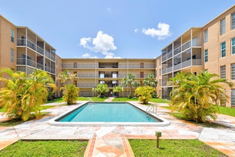 Condominio en alquiler en Lauderdale Lakes, Florida, 2 dormitorios, 113.34 m2 № 1951090 - foto 2