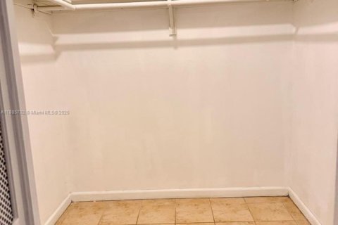 Condominio en alquiler en Lauderdale Lakes, Florida, 2 dormitorios, 113.34 m2 № 1951090 - foto 15