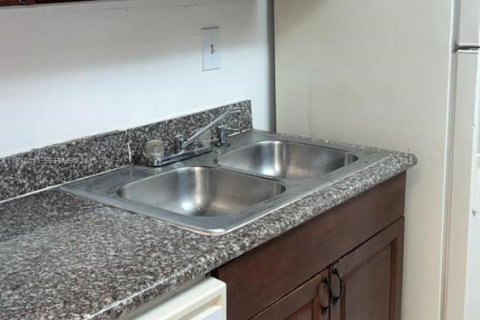 Снять в аренду кондоминиум в Уэст-Палм-Бич, Флорида 2 спальни, 78.97м2, № 1991646 - фото 1