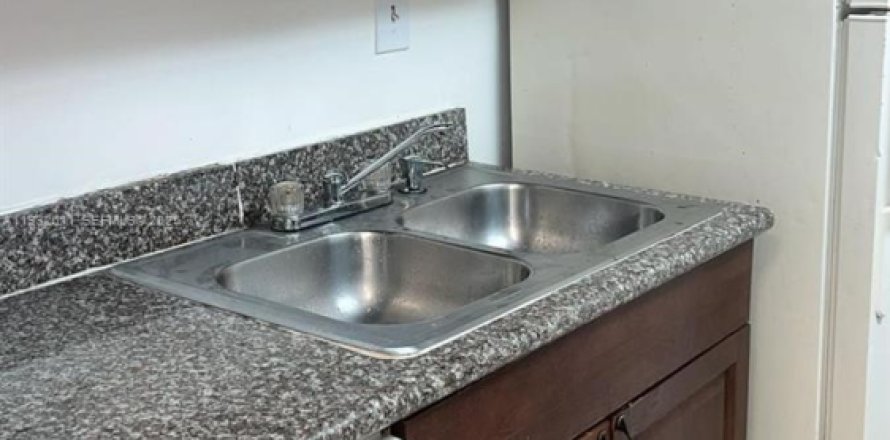 Кондоминиум с 2 спальнями в Уэст-Палм-Бич, Флорида № 1991646