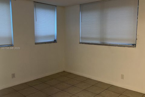 Снять в аренду кондоминиум в Уэст-Палм-Бич, Флорида 2 спальни, 78.97м2, № 1991646 - фото 8