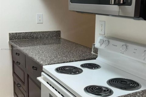 Снять в аренду кондоминиум в Уэст-Палм-Бич, Флорида 2 спальни, 78.97м2, № 1991646 - фото 2