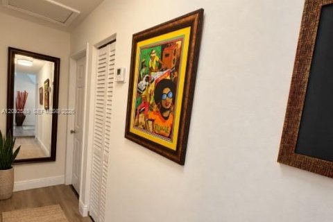 Casa en venta en Miami, Florida, 3 dormitorios, 158.58 m2 № 2386908 - foto 13