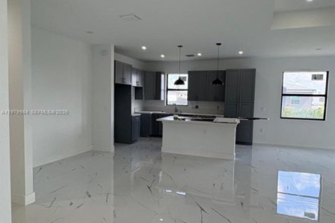 Casa en venta en Cape Coral, Florida, 3 dormitorios № 2046358 - foto 3