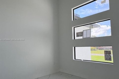 Casa en venta en Cape Coral, Florida, 3 dormitorios № 2046358 - foto 5