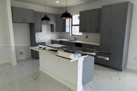 Casa en venta en Cape Coral, Florida, 3 dormitorios № 2046358 - foto 4