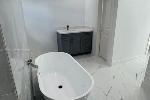 Casa en venta en Cape Coral, Florida, 3 dormitorios № 2046358 - foto 12