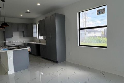 Casa en venta en Cape Coral, Florida, 3 dormitorios № 2046358 - foto 6