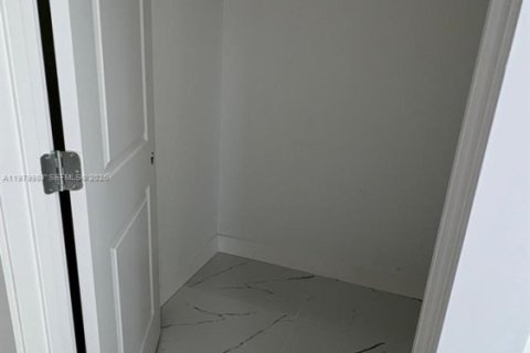 Casa en venta en Cape Coral, Florida, 3 dormitorios № 2046358 - foto 9