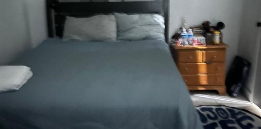 Propiedad comercial en Miami, Florida 1 dormitorio, 135.54 m2 № 2294280