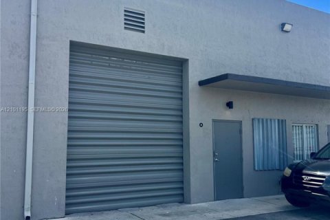 Commercial property in Miami, Florida № 2401356