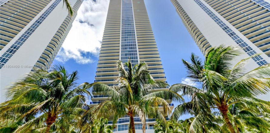 Condominio en Hallandale Beach, Florida, 3 dormitorios  № 1739947