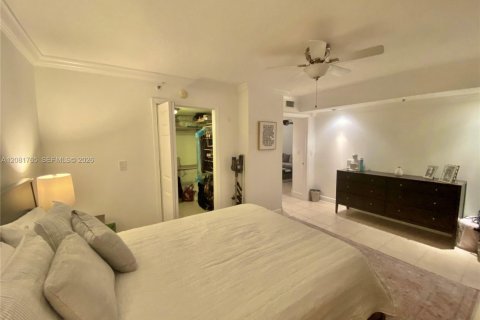 Condo in Miami, Florida, 1 bedroom  № 2340987 - photo 2