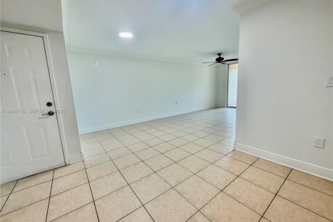 Condo in Miami, Florida, 1 bedroom  № 2340987 - photo 11