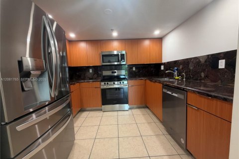 Condo in Miami, Florida, 1 bedroom  № 2340987 - photo 6