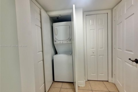 Condo in Miami, Florida, 1 bedroom  № 2340987 - photo 21