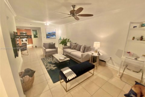 Condo in Miami, Florida, 1 bedroom  № 2340987 - photo 3