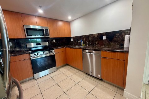 Condo in Miami, Florida, 1 bedroom  № 2340987 - photo 7