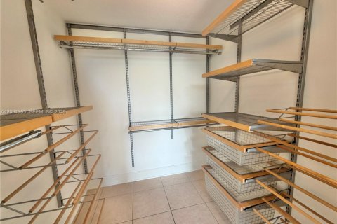 Condo in Miami, Florida, 1 bedroom  № 2340987 - photo 16