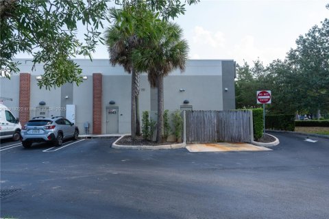Propiedad comercial en venta en Coral Springs, Florida № 1975110 - foto 11