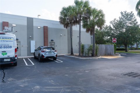 Propiedad comercial en venta en Coral Springs, Florida № 1975110 - foto 10
