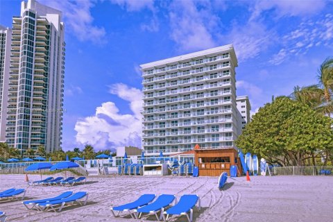 Hotel in Sunny Isles Beach, Florida № 1698885 - photo 16
