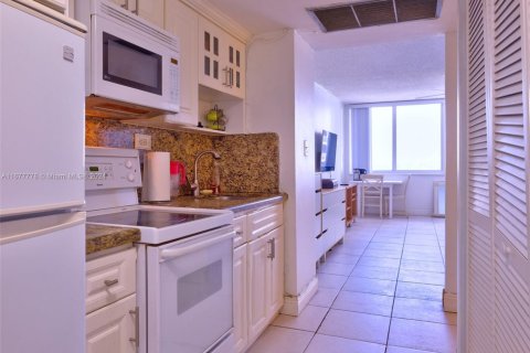 Hotel in Sunny Isles Beach, Florida № 1698885 - photo 20