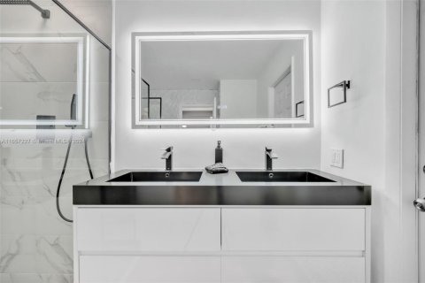 Villa ou maison à louer à Fort Lauderdale, Floride: 4 chambres, 194.91 m2 № 1958598 - photo 24