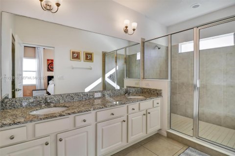 Casa en venta en Kissimmee, Florida, 5 dormitorios, 284.93 m2 № 2055154 - foto 16