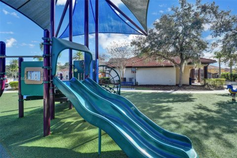 Casa en venta en Kissimmee, Florida, 5 dormitorios, 284.93 m2 № 2055154 - foto 26