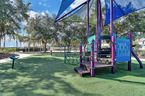 Casa en venta en Kissimmee, Florida, 5 dormitorios, 284.93 m2 № 2055154 - foto 27