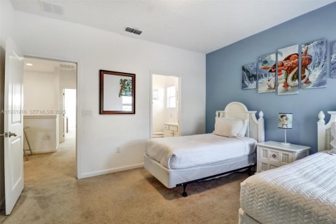 Casa en venta en Kissimmee, Florida, 5 dormitorios, 284.93 m2 № 2055154 - foto 17