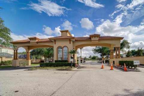 Casa en venta en Kissimmee, Florida, 5 dormitorios, 284.93 m2 № 2055154 - foto 25