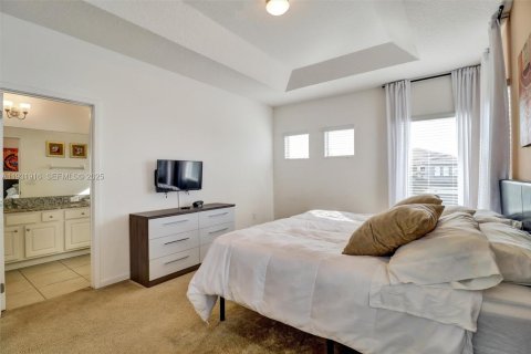 Casa en venta en Kissimmee, Florida, 5 dormitorios, 284.93 m2 № 2055154 - foto 11