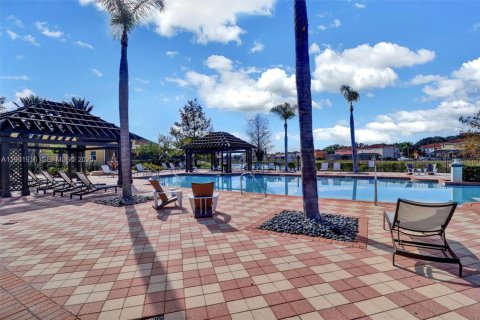 Casa en venta en Kissimmee, Florida, 5 dormitorios, 284.93 m2 № 2055154 - foto 28