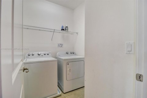 Casa en venta en Kissimmee, Florida, 5 dormitorios, 284.93 m2 № 2055154 - foto 21