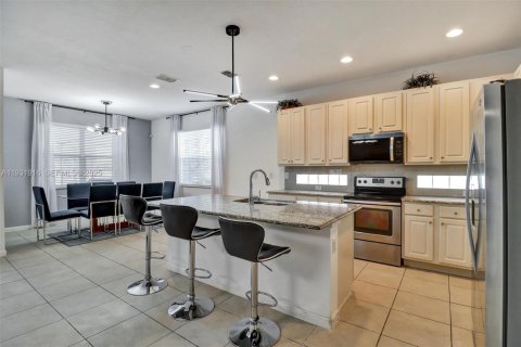 Casa en venta en Kissimmee, Florida, 5 dormitorios, 284.93 m2 № 2055154 - foto 7