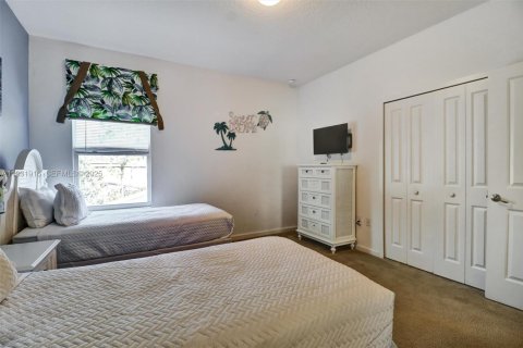 Casa en venta en Kissimmee, Florida, 5 dormitorios, 284.93 m2 № 2055154 - foto 13