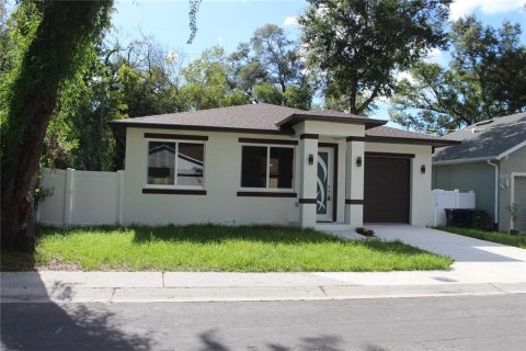 House in Tampa, Florida 3 bedrooms, 135.36 sq.m. № 2352406 - photo 2