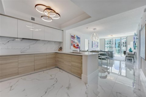 Condo in Sunny Isles Beach, Florida, 2 bedrooms  № 1864554 - photo 3
