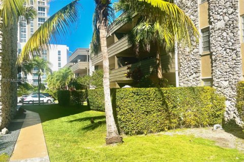 Condominio en alquiler en Miami, Florida, 1 dormitorio, 74.97 m2 № 1993939 - foto 3