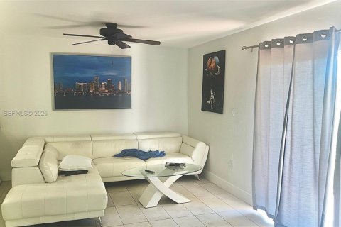 Condominio en alquiler en Miami, Florida, 1 dormitorio, 74.97 m2 № 1993939 - foto 6