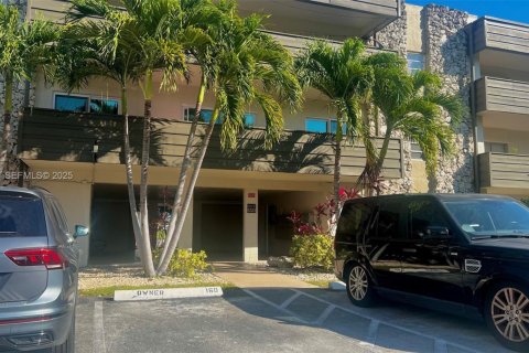 Condominio en alquiler en Miami, Florida, 1 dormitorio, 74.97 m2 № 1993939 - foto 2