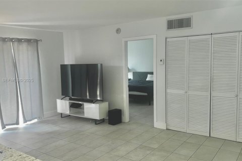 Condominio en alquiler en Miami, Florida, 1 dormitorio, 74.97 m2 № 1993939 - foto 7