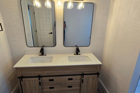 House in Tampa, Florida 4 bedrooms, 131.92 sq.m. № 1845281 - photo 18