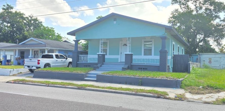 House in Tampa, Florida 4 bedrooms, 131.92 sq.m. № 1845281