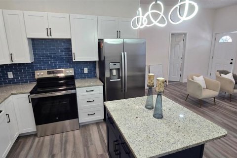 House in Tampa, Florida 4 bedrooms, 131.92 sq.m. № 1845281 - photo 2