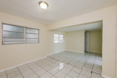 House in Miami Gardens, Florida 3 bedrooms, 124.49 sq.m. № 1997729 - photo 13