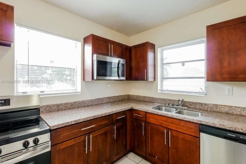 House in Miami Gardens, Florida 3 bedrooms, 124.49 sq.m. № 1997729 - photo 3